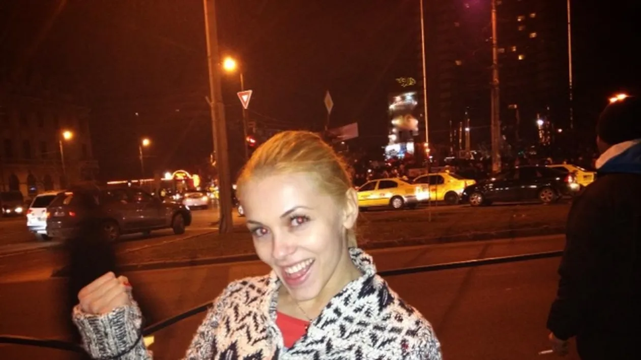 Andreea Ibacka s-a bucurat la maxim că echipa Steaua s-a calificat! A ieşit în Piaţa Universităţii de fericire!