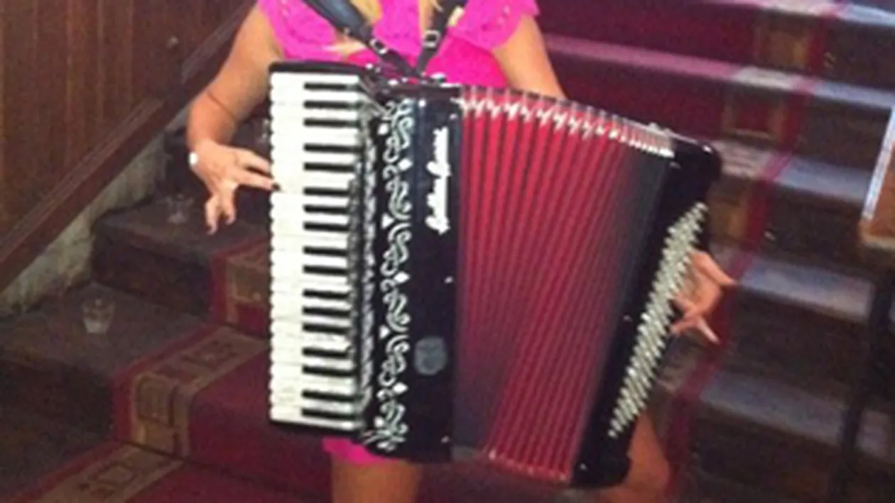 Delia Matache e multitalentata! Canta la acordeon!