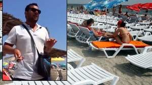 Câți lei câștigă pe zi din șpagă băiatul cu șezlongurile de pe plajele din Mamaia! Aparent, îți stârnește mila, dar adevărul e cu totul altul