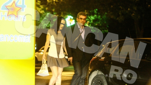 S-a infierbantat cu o tanara noaptea in parc! Fostul ministru Teodor Baconschi e indragostit lulea! Imagini INCREDIBILE!
