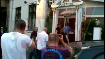 Jon Bon Jovi a ajuns in Romania! A mers direct la restaurant cu colegii si cateva fete