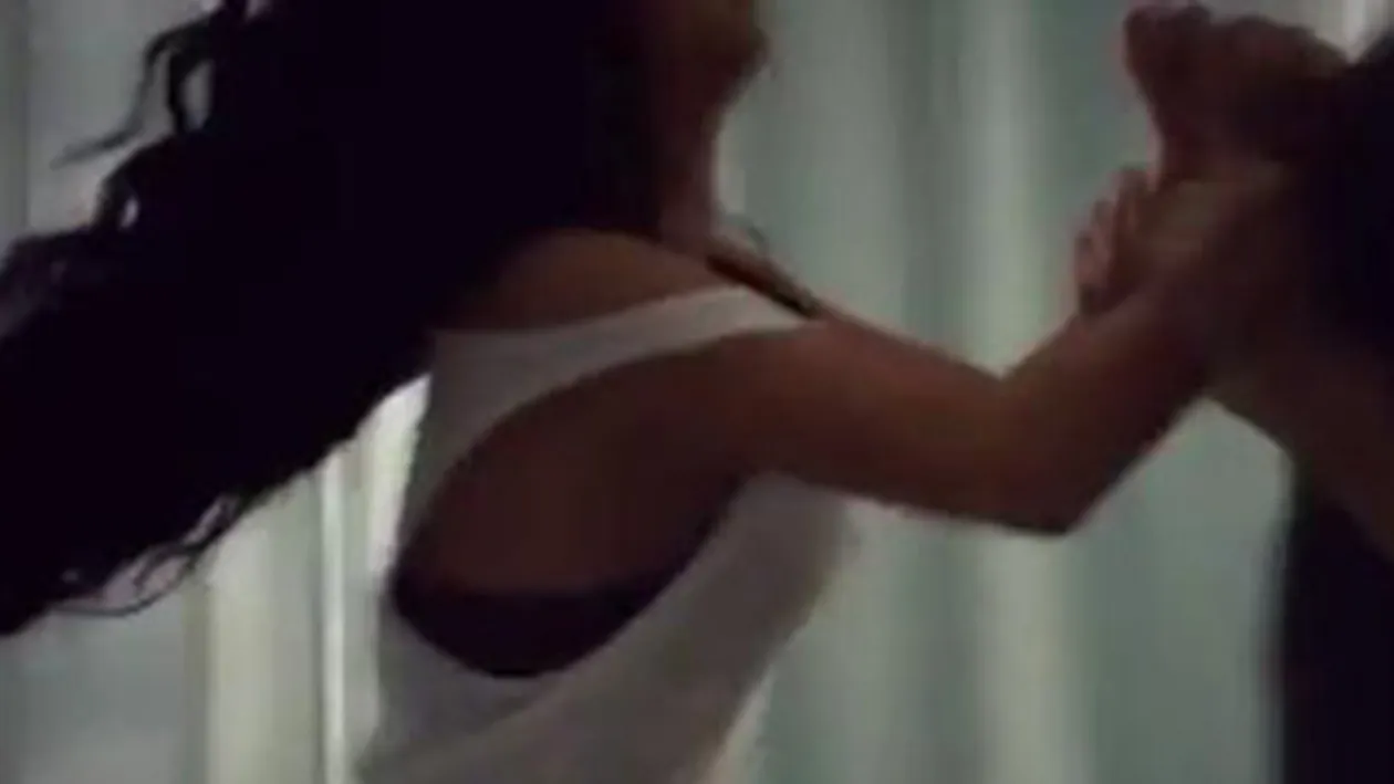 VIDEO Incredibil! Inna a fost lovita si bruscata de un barbat! Vezi ce a patit artista si cum a incercat sa se apere de loviturile lui!