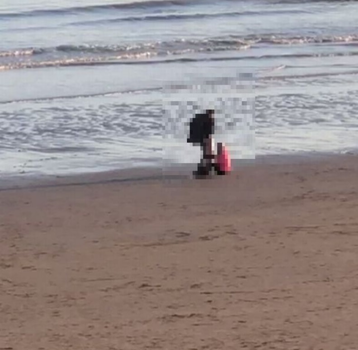 Scene halucinante chiar de Anul Nou! Au făcut amor sălbatic în fața trecătorilor. FOTO