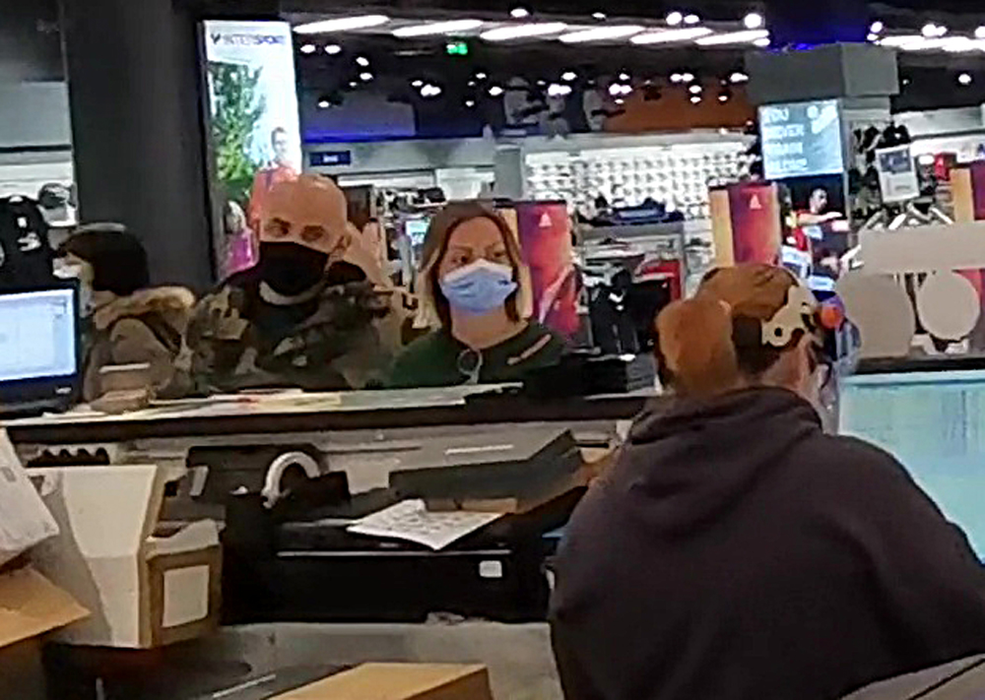 Alexandra Stan, cu “bodyuardul” la shopping. Cum am filmat-o pe “Faimoasă” în “jungla” din mall