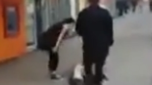 VIDEO SOCANT! Tânără de 19 ani, filmată in timp ce snopea in bătaie un bătrân de 80 de ani, pe stradă