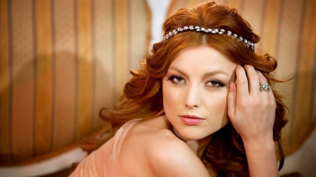 Prima imagine de la botezul fetiţei Elenei Gheorghe. N-o mai ţine ascunsă! După creştinare, i-a arătat chipul micuţei