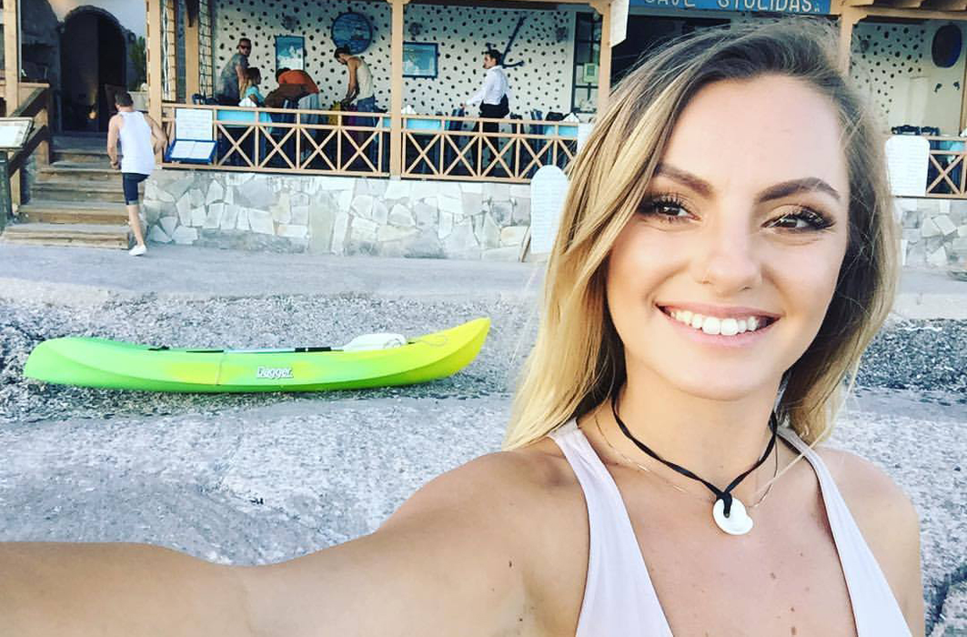 Alexandra Stan a făcut plajă fără sutien. Fotografie incediară postată de vedetă