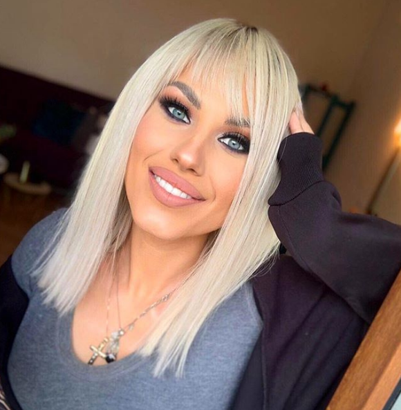 Amna, cu un make-up impecabil