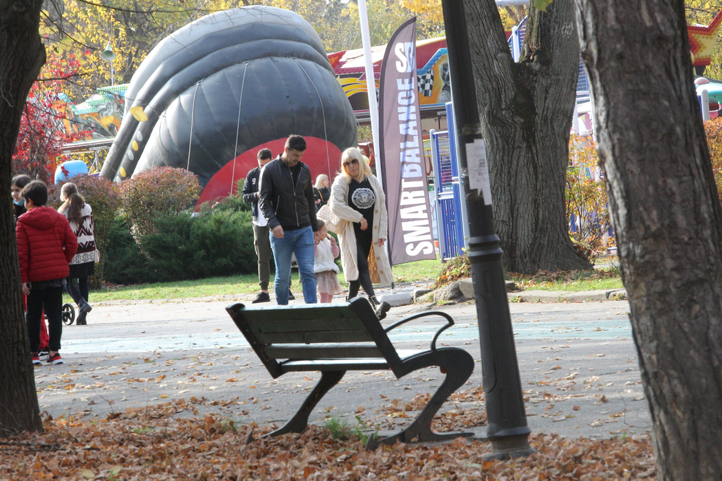 Elena Udrea și iubitul ei, în parc cu fiica