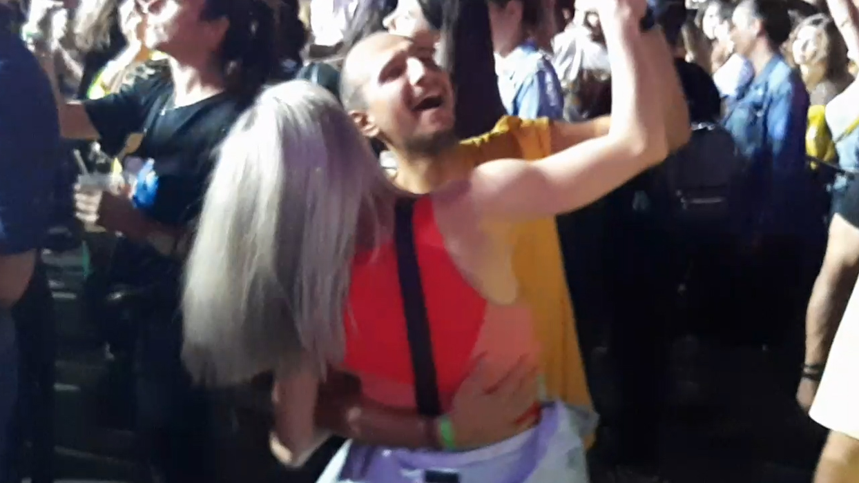 Sandra Izbașa, piruete erotice  la un party ”pe vechi”