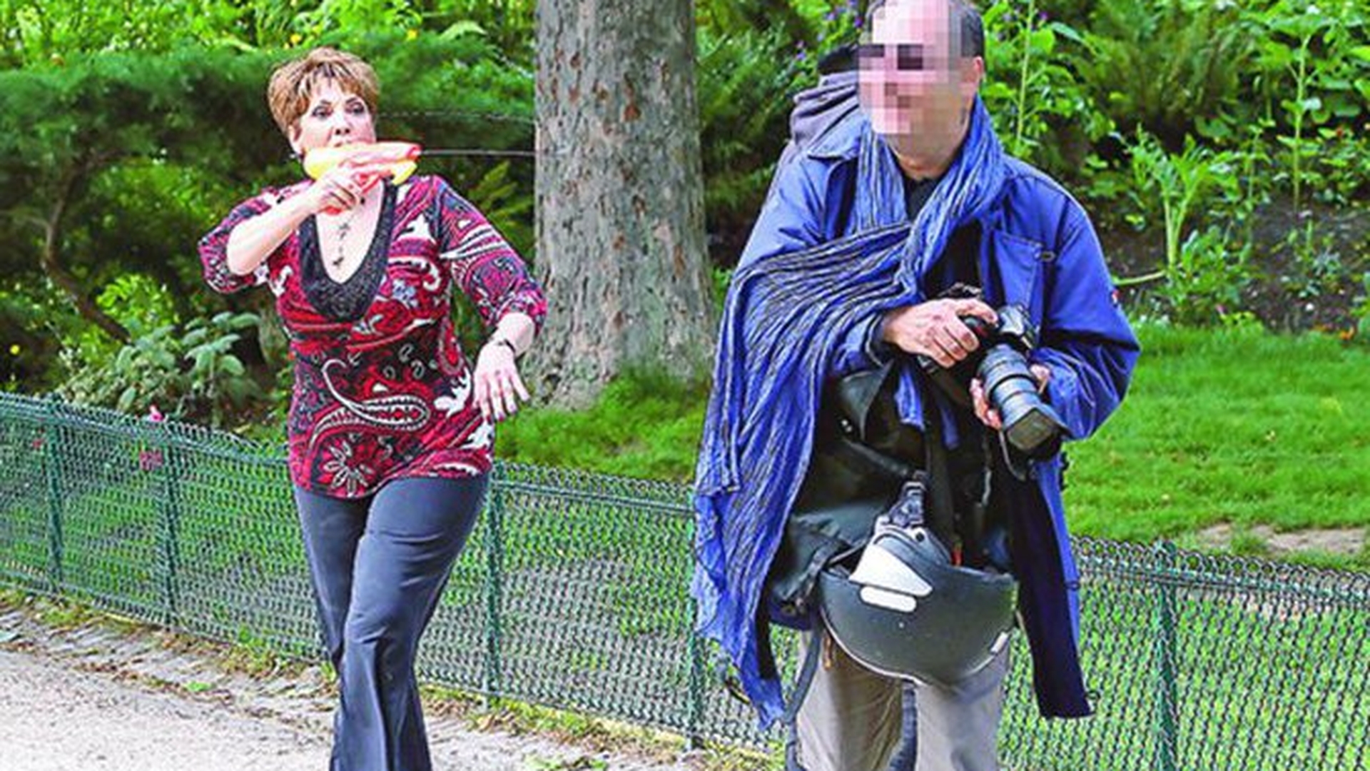 Mama lui Jennifer Lopez isi apara fata ca o leoaica! I-a atacat pe intrusi cu pistolul cu apa