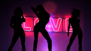 Tânăr cercetat penal pentru că a organizat un show de striptease pentru un grup de minori
