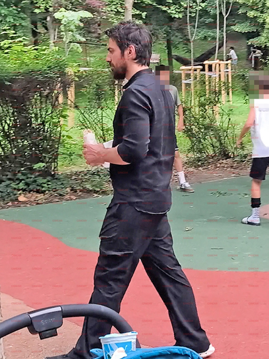Tuncay Öztürk în parc cu șaorma