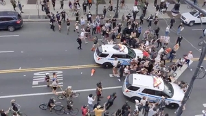 Luptele de stradă continuă! Imagini șocante de la protestele din SUA! O mașină de poliție intră direct într-un grup de protestatari în New York