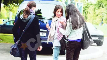 Calina, fata Catincai Roman, se fardeaza pe ascuns, in parcare