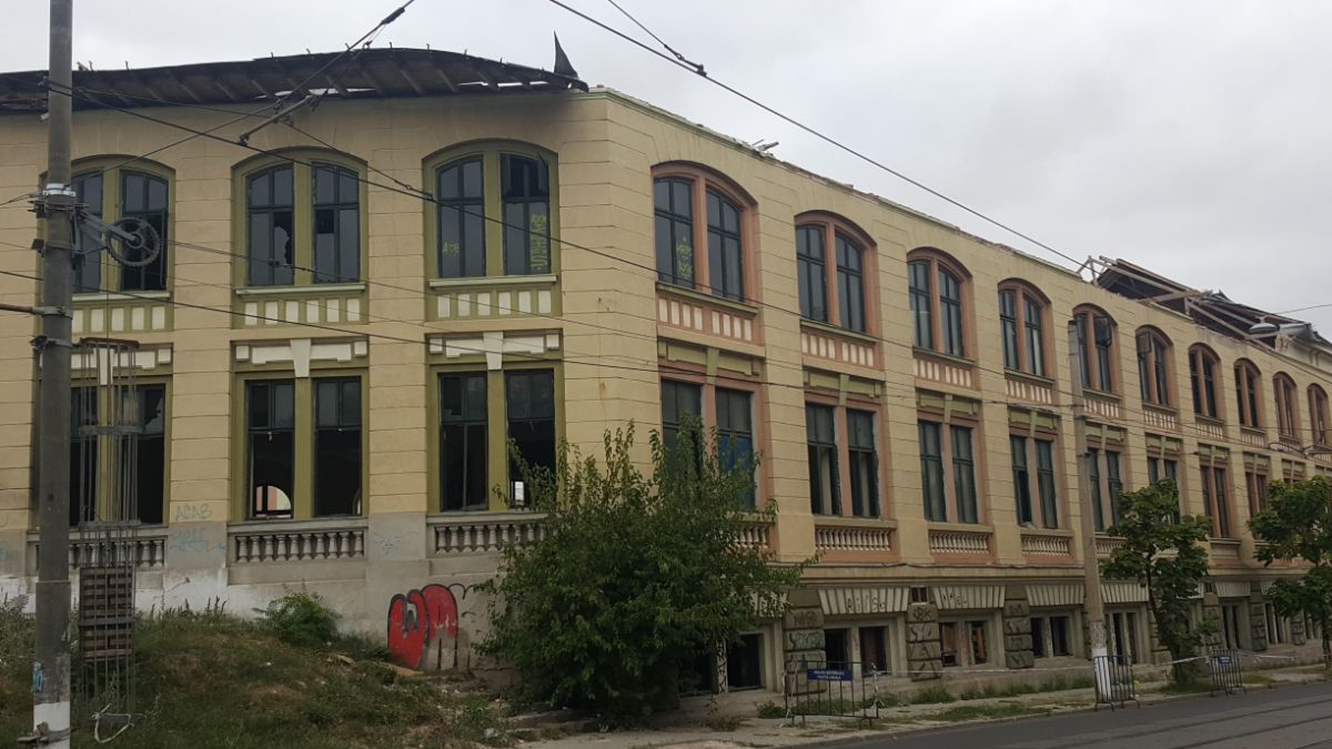 Pompierii intervin la fabrica de bere din Rahova, unde acoperişul stă să se prăbuşească!