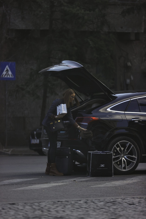Bianca Drăgușanu, accesorizată cu un "apartament" (Foto: CANCAN.RO)