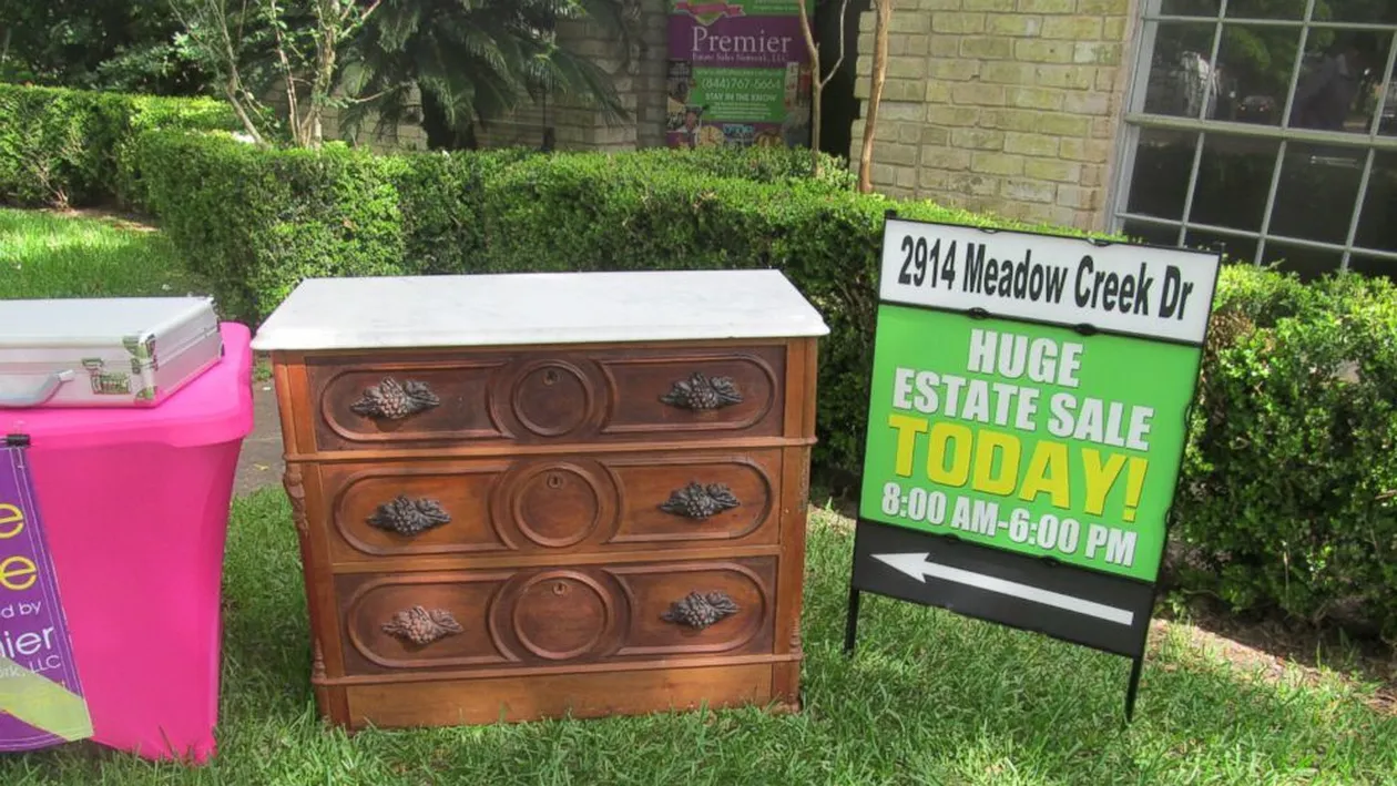 A mers la targ si a cumparat un dulap vechi! Acasa i-a scos sertarele si a ramas impresionat de ce a gasit inauntru. Ce se afla in ultimul sertar VIDEO