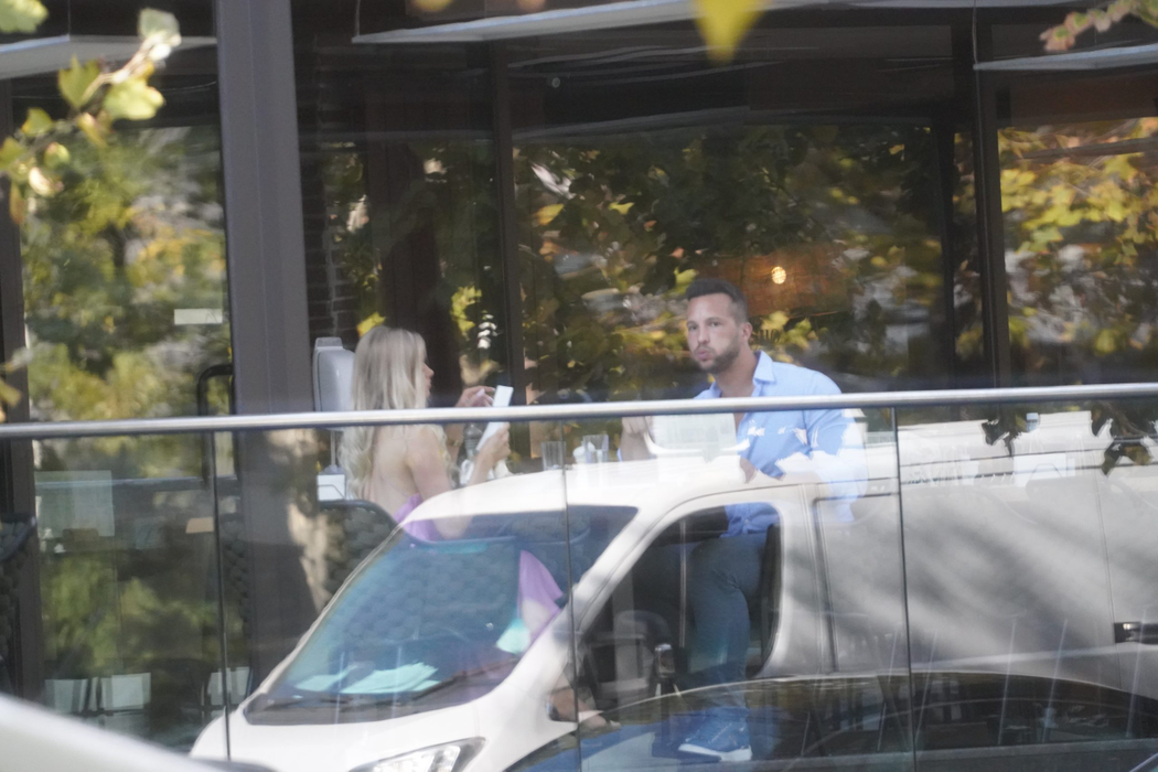 Tristan Tate, alături de o blondă misterioasă la restaurant, în urmă cu ceva timp (Foto: CANCAN.RO)