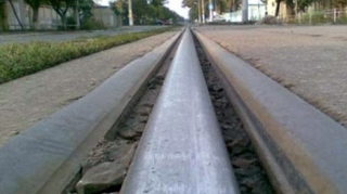 Incredibil, dar adevarat! Unui sofer din Capitala care circula pe linia de tramvai i-a intrat sina in picior - VEZI cum a fost posibil