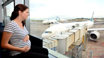 Zborul cu avionul, „interzis” pentru femeile însărcinate! Până în ce lună de sarcină este permisă călătoria