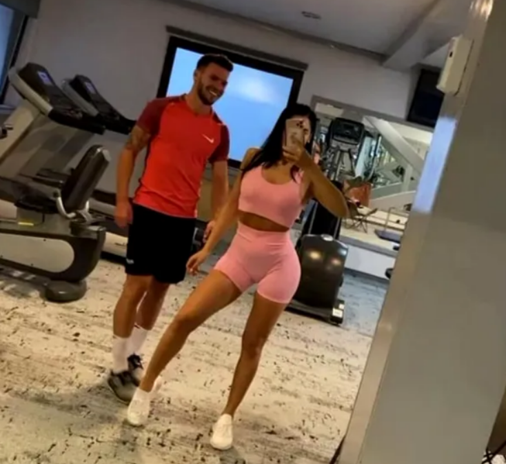 Imagini fierbinți cu iubita lui Andrei Cordea, cel mai în formă jucător al roș-albaștrilor. Cum arată Georgiana, bomba-sexy a mijlocașului | GALERIE FOTO