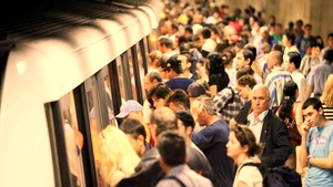 Un hoț a furat de la un tânăr o cutie de iPhone 6 înainte să se închidă ușile metroului din București. Toți au fost șocați când au auzit ce era, de fapt, înăuntru