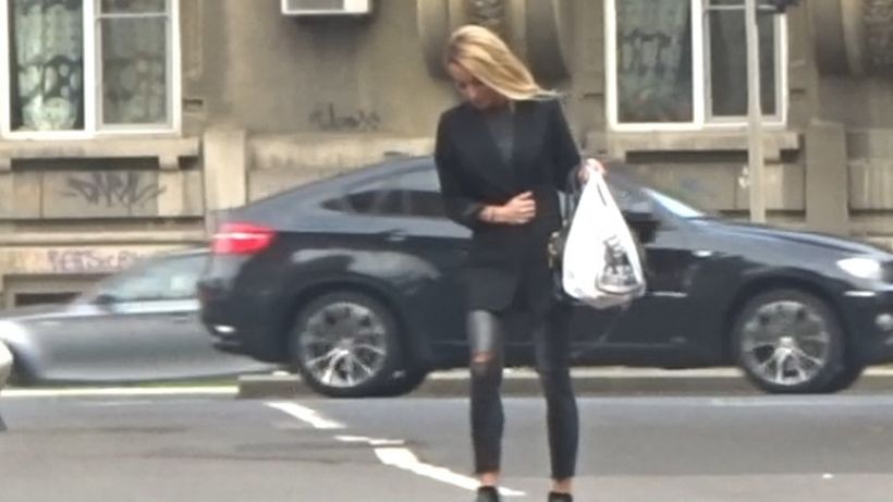 SUPEREXCLUSIVITATE. La nici o lună de la despărţirea de logodnicul actor, „vecina” lui Răzvan şi Dani s-a reîndrăgostit în secret! Noul iubit, un cunoscut blogger, a „vizitat-o” pe Flavia în toiul nopţii! E fabulos cum a apărut la blocul asistentei TV ca să nu fie recunoscut…