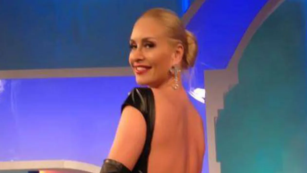 Vica lui Piturca, in EXTAZ! Blondina pozeaza cu sanii pe afara! Vezi cea mai provocatoare tinuta pe care a imbracat-o vreodata!