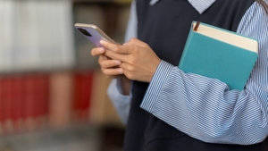 Țara din Europa care va interzice total folosirea telefoanelor mobile în școli. Ce spun autoritățile