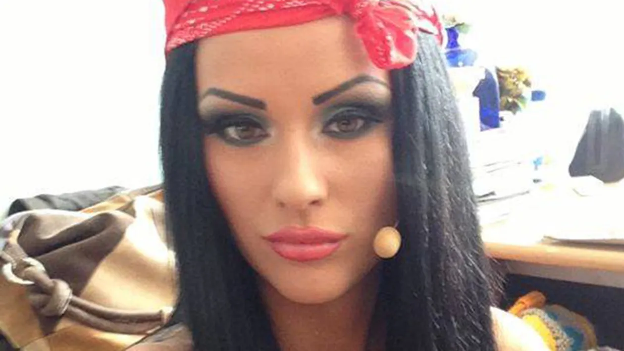 Daniela Crudu, fotografiata dormind la metrou! Vedeta a renuntat la bolidul de lux pentru o tura cu transportul in comun