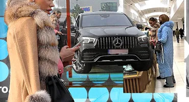 Nici Alex Bodi nu o răsfăța așa. Bianca Drăgușanu a descălecat la mall dintr-un Mercedes GLE nou-nouț, cu șofer personal + Și-a comandat cercei și colier cu diamante