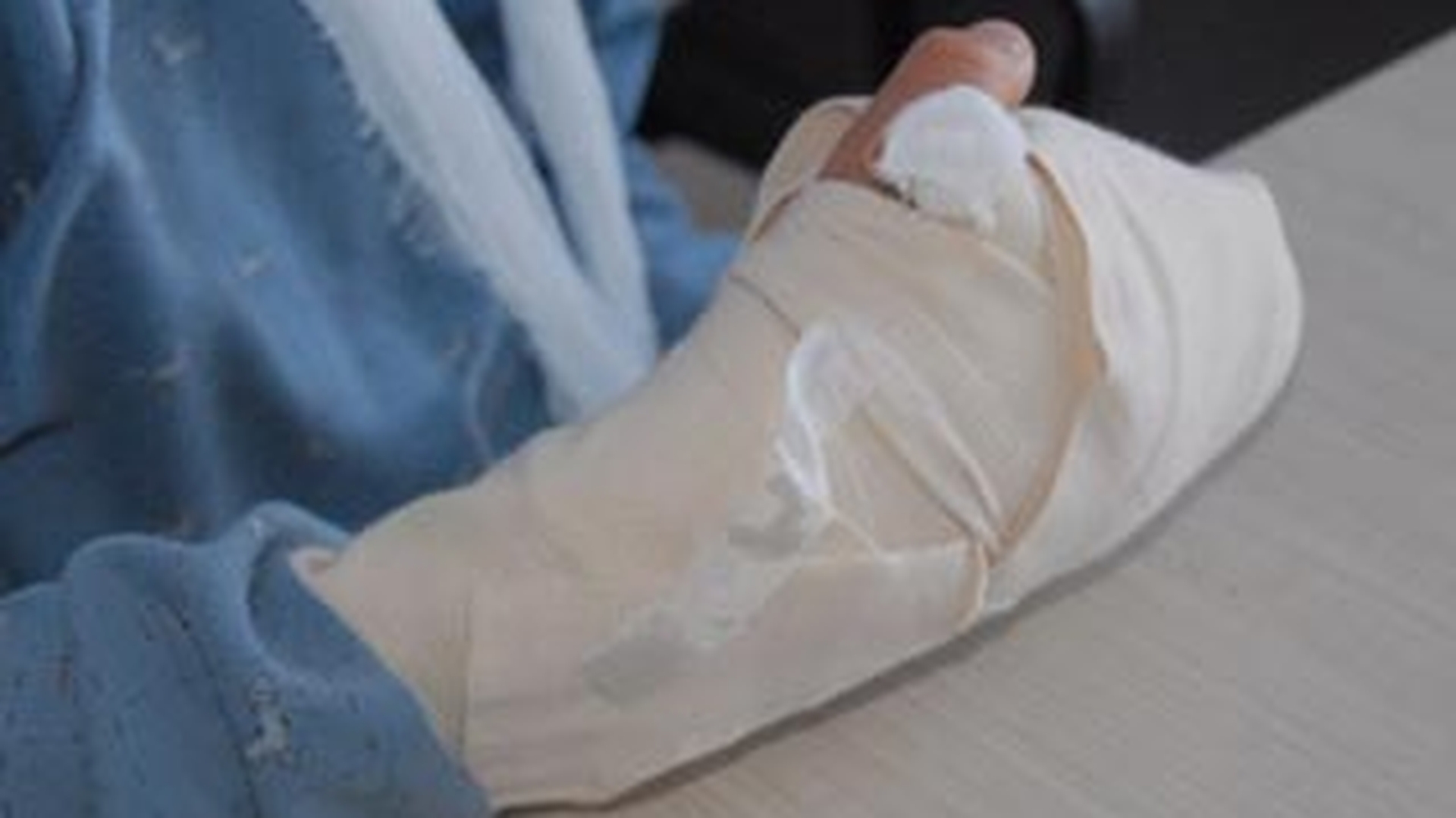 Greseala de amatori la un spital din Romania! Un medic a operat un copil la mana stanga, desi avea probleme la dreapta!