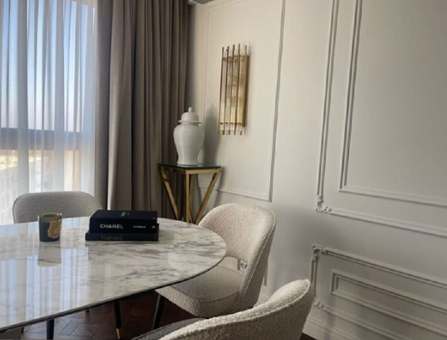 Cristina Ich a ales un stil neoclasic cu accente pariziene/ Sursa foto: Instagram