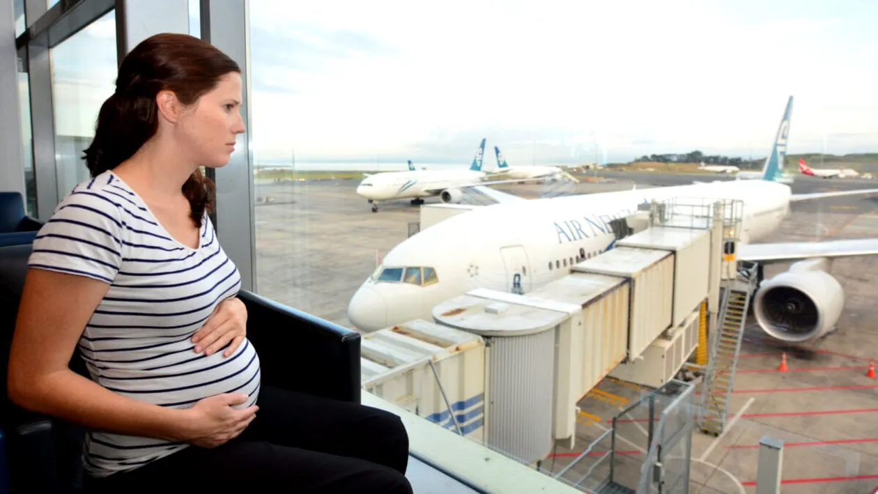 Zborul cu avionul, „interzis” pentru femeile însărcinate! Până în ce lună de sarcină este permisă călătoria