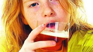 Parintii severi isi imping copiii spre alcool