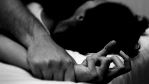 Un tânăr de 16 ani a fost reținut și plasat în arest la domiciliu, după ce a violat o fată în noaptea de Revelion