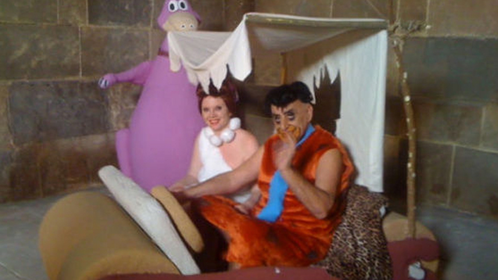 Din personaje mondene au devenit desene animate! Oana si Viorel Lis, transformati in familia Flintstone!