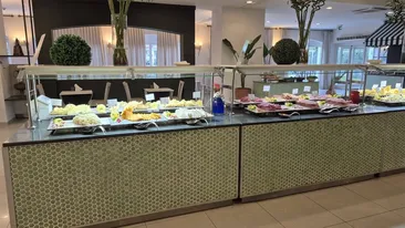 Ce a primit să mănânce un turist român, la all-inclusive, într-un hotel de 5 stele din Turcia