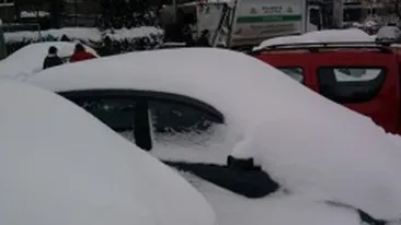 Doi turisti, salvati de jandarmi dupa ce au ramas blocati cu masina in zapada