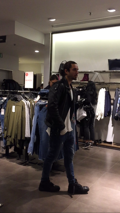 Departe de a se arăta plictisit că e "târât" la cumpărături, Adrian i-a oferit sfaturi pertinente lui Ruby