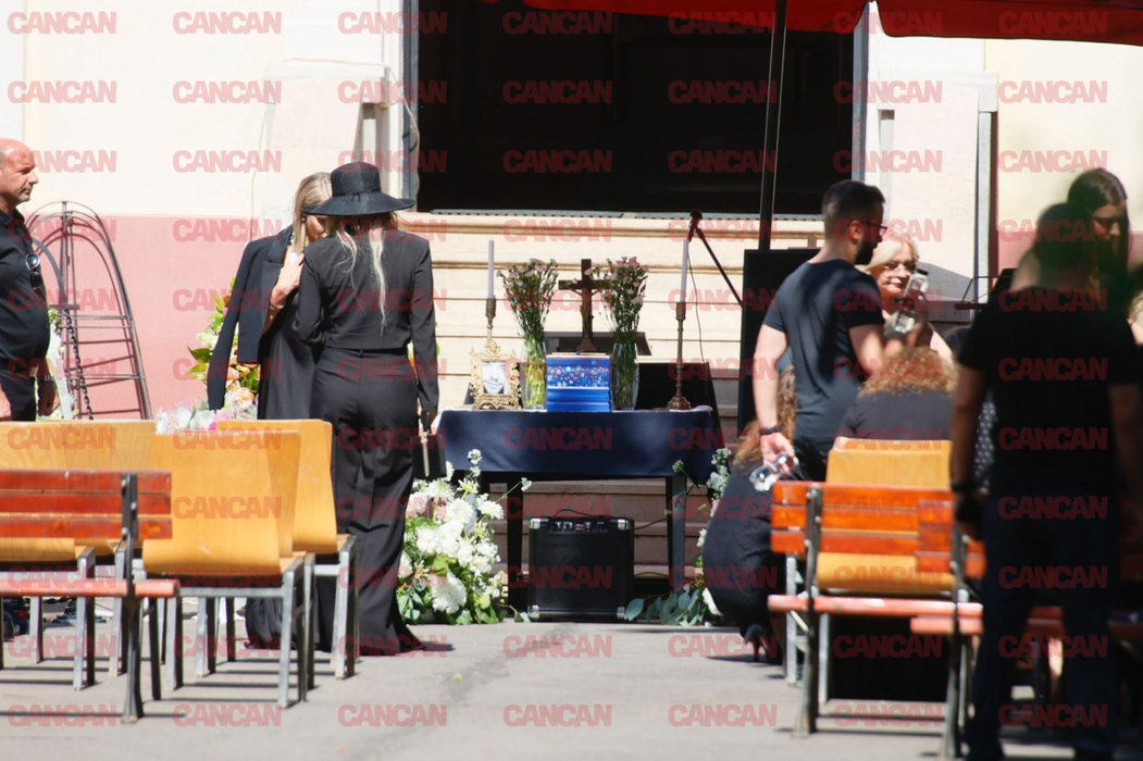 Cum a apărut Oana Roman la slujba în memoria lui Stephan Pelger. O mulțime de vedete, prezente la cimitir. FOTO EXCLUSIV