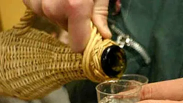 Dozator de voie buna! Ungurii au pus un automat de palinca in aeroportul din Budapesta!