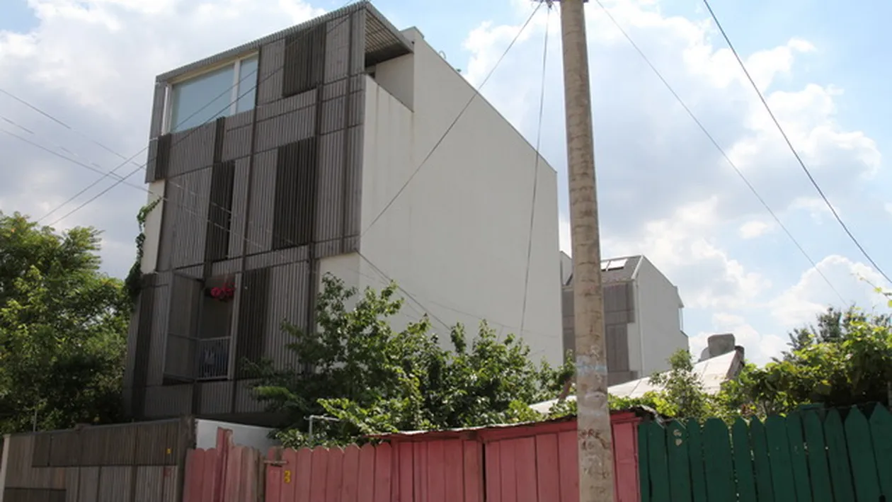 “Perla” din mahala! O casa atrage toate privirile in cartierul Plumbuita! Vezi de ce!
