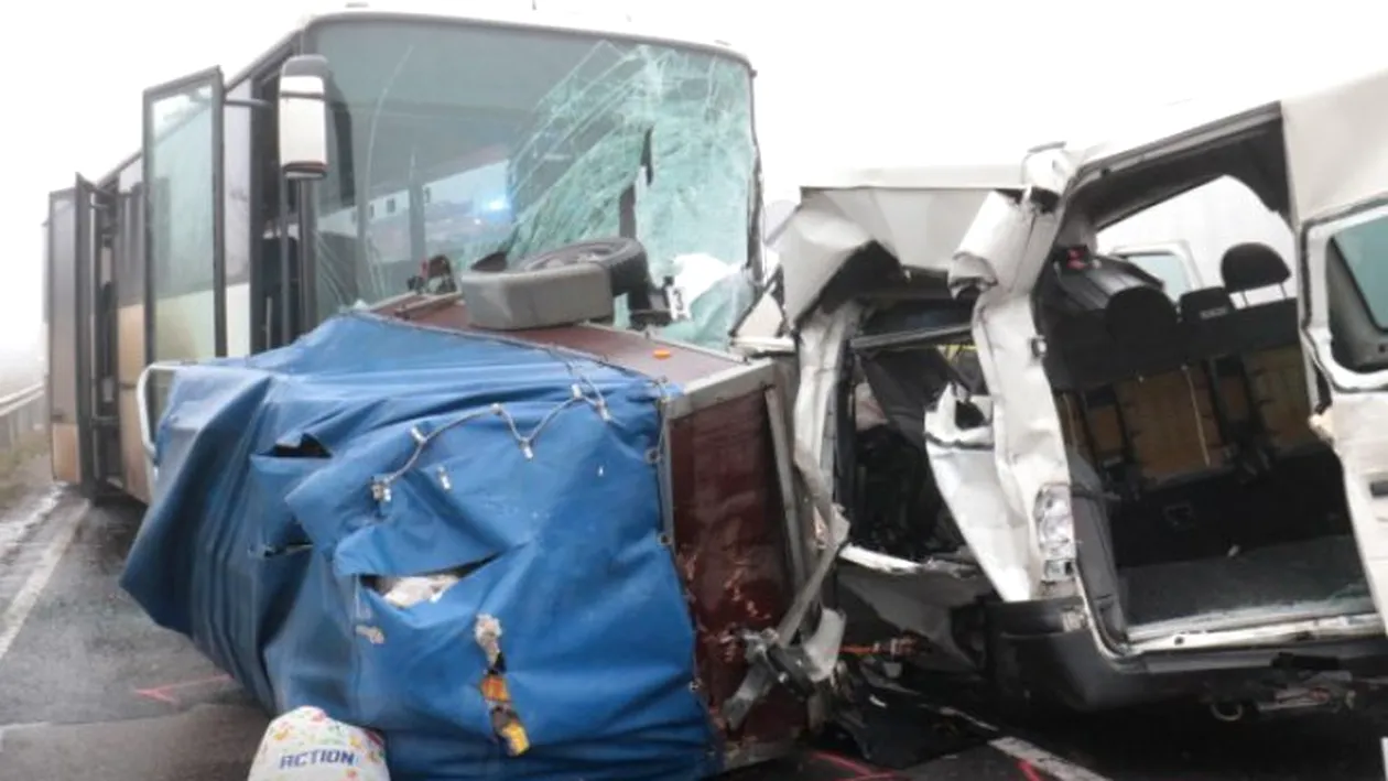 Accident teribil în Ungaria! Un microbuz plin cu români, lovit de un autobuz: 3 morţi