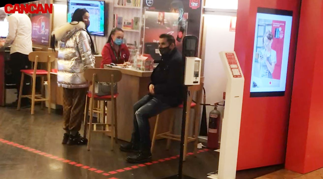 Brigitte s-a “transformat” în propriul ei Moș Crăciun, după ce a mers într-un magazin de telefoane © CANCAN.RO