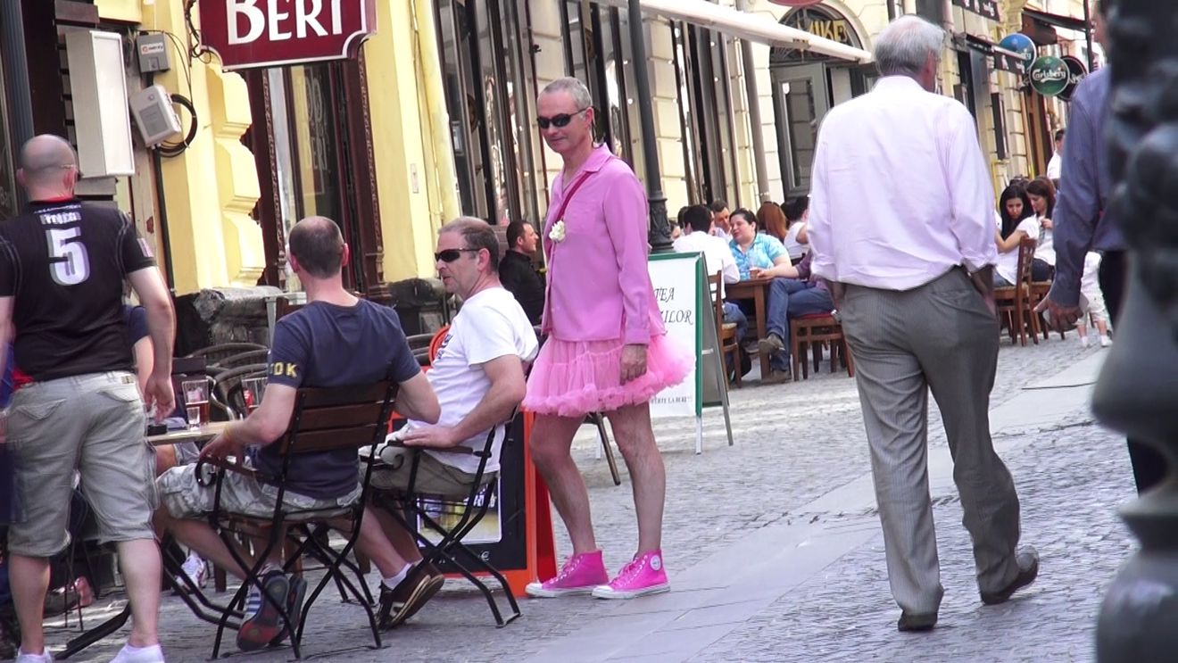 Englezul in fusta roz explica de ce a aparut in Centrul vechi imbracat in balerina: i-au fost furate hainele!