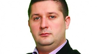 Un jurnalist de la Realitatea TV a fost batut crunt de doi barbati! Dan Bucura: "A fost un pumn in ochi si am auzit ceva foarte surprinzator. Mi-a spus: "Mai apari in m...tii m..ii la televizor!"