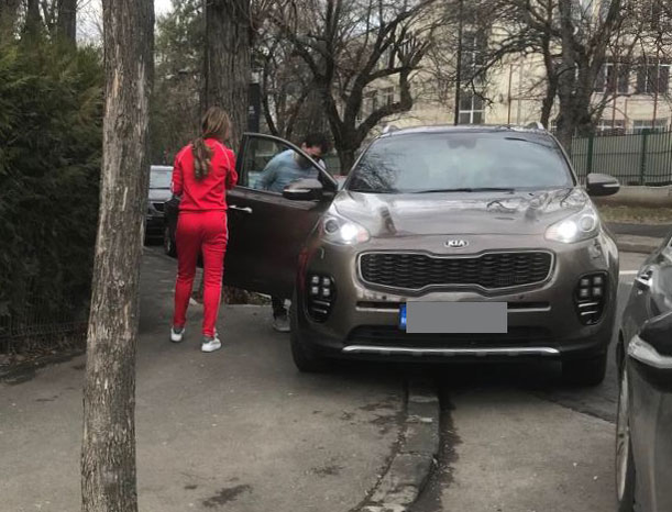 Anamaria Prodan se îndreaptă spre mașina lui Ionuț Luțu