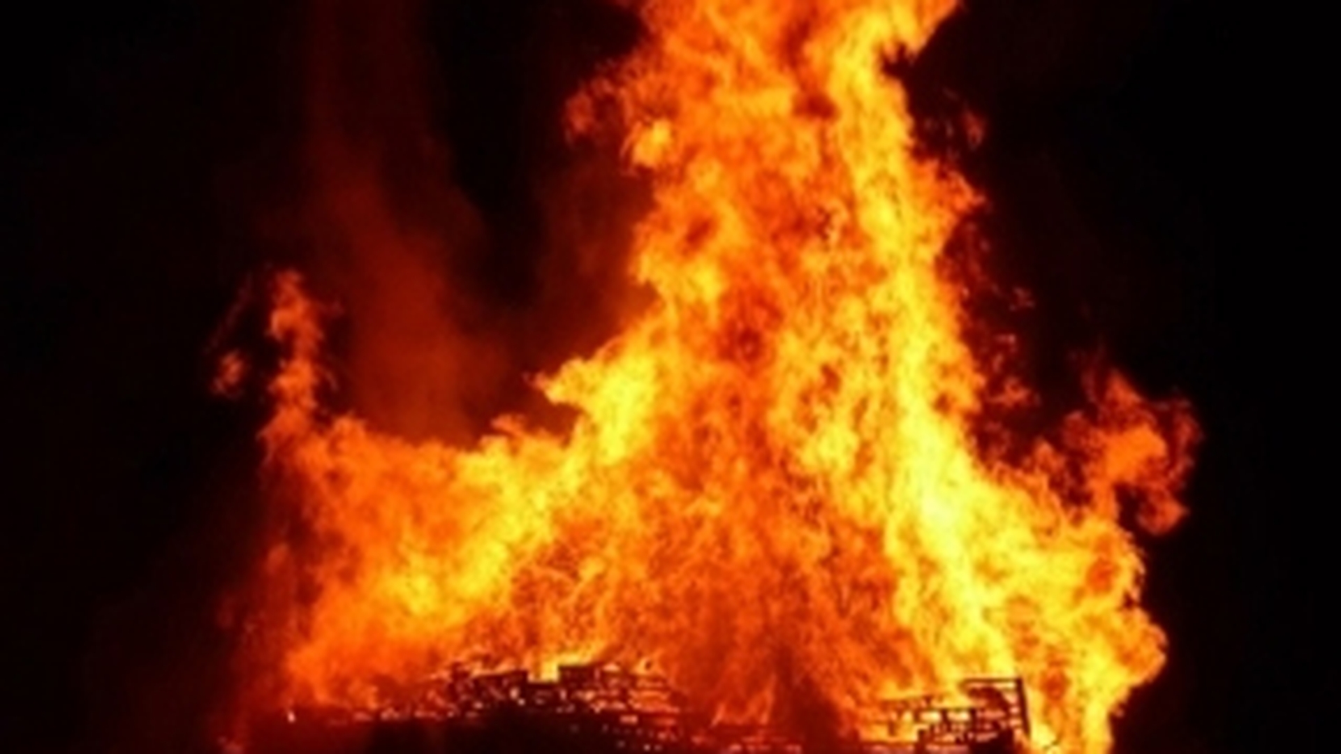 Ritual monstruos! O femeie i-a dat foc fiicei de sase ani, fiind convinsa ca e o faptura demonica!